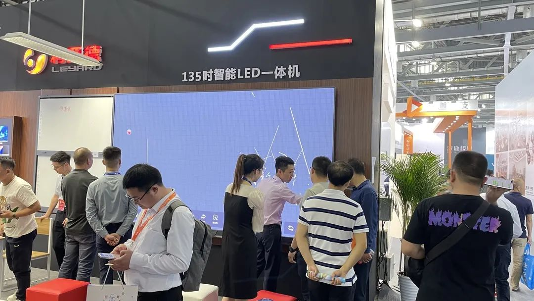 888电子教育新品及解决计划惊艳亮相81届教装展