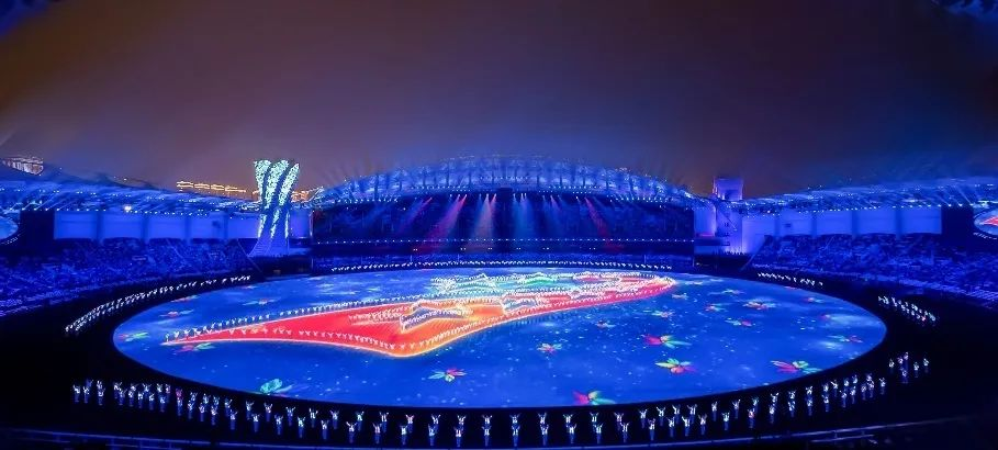 888电子董事长李军受邀出席华中科技大学第十六届企业家论坛，，，，，，并发演出讲