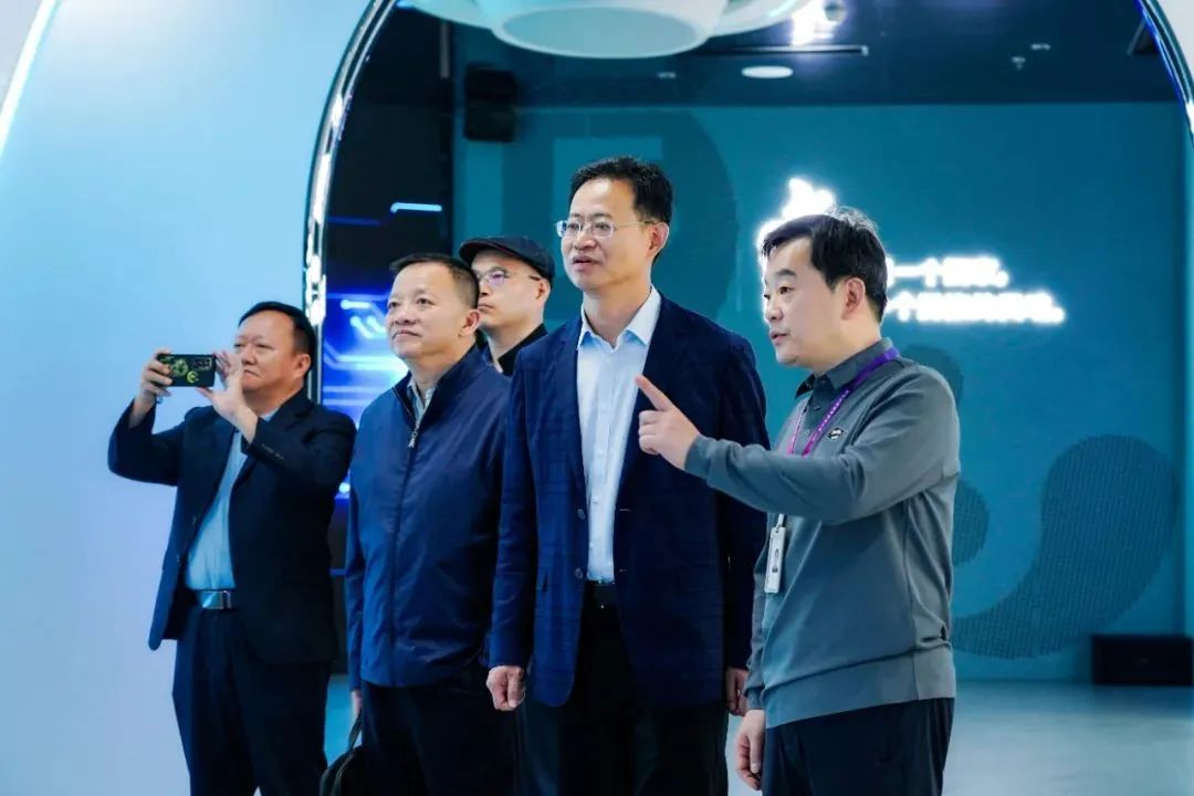 国家广电总局生长研究中心一行赴888电子励丰文化调研指导